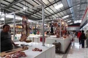 Padagang daging sapi di pasar baru Kuningan.